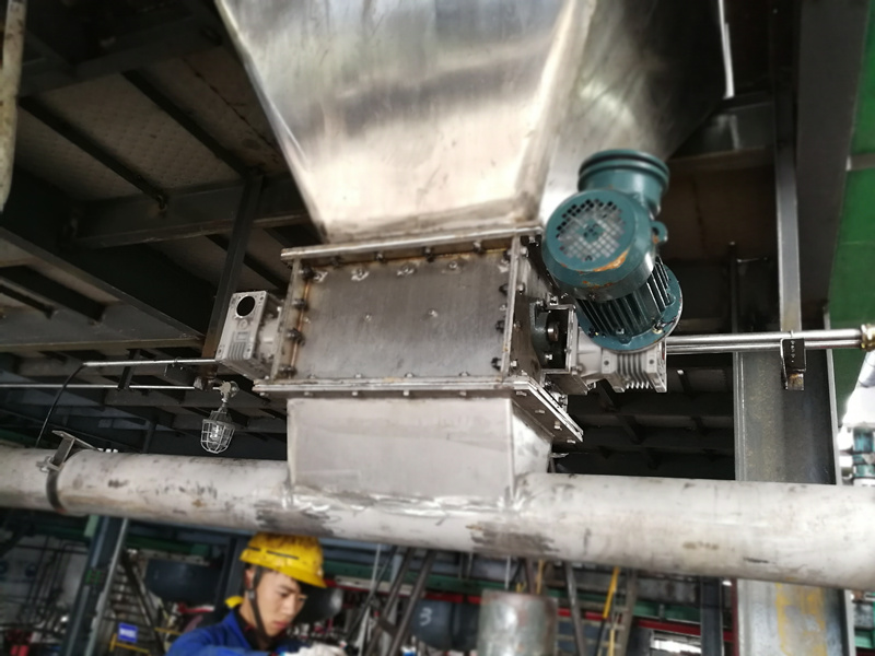 江蘇某化工企業-塊狀環醇破碎定量投加設備投入生產?。。? class="intro-info-img " height=
